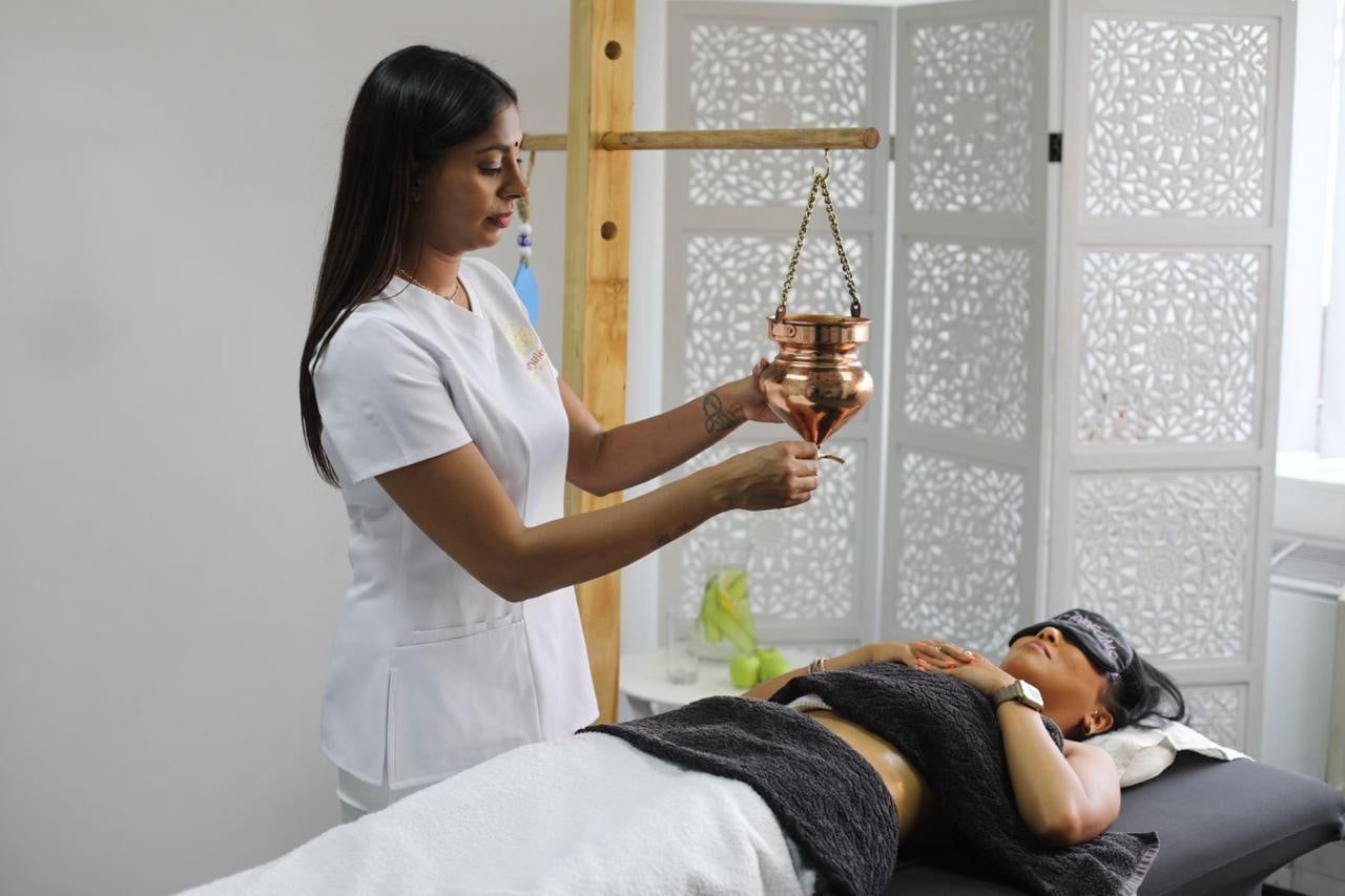 Komona Govender preparing a Shirodhara treatment